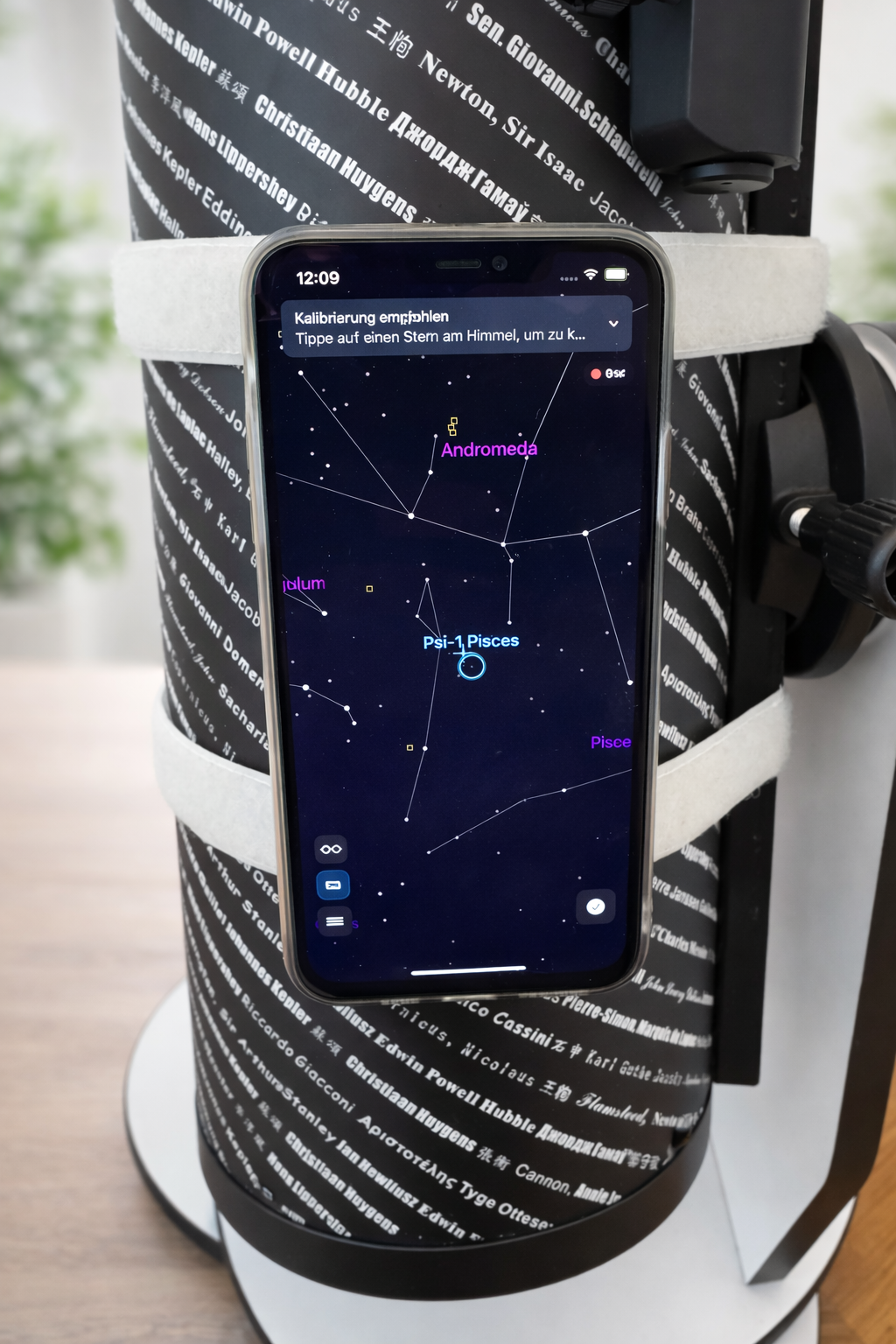 Nahaufnahme des Handys am Teleskoptubus mit Klettbändern